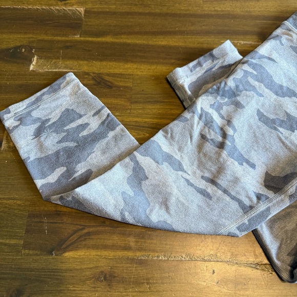 Athleta Girl Gray Chit Chat Capri Cropped Leggings Camo Camouflage Large 12 - Picture 2 of 4